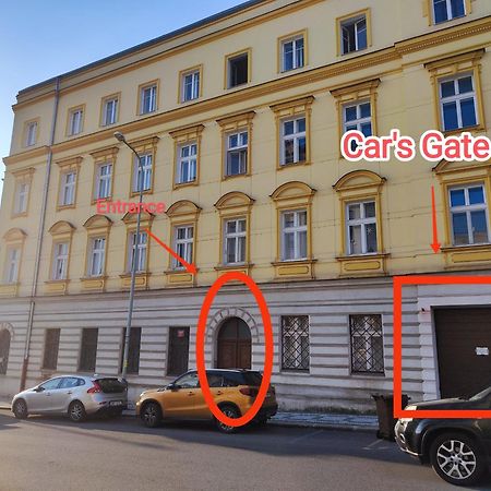 Spacious Flat & Parking Possibility, 3 Stops To Wenceslav Square ปราก ภายนอก รูปภาพ