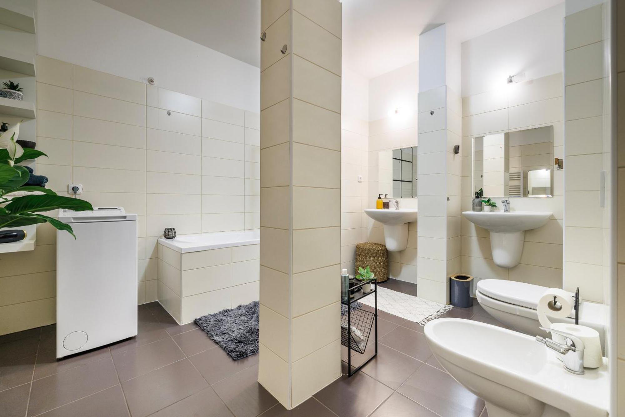 Spacious Flat & Parking Possibility, 3 Stops To Wenceslav Square ปราก ภายนอก รูปภาพ