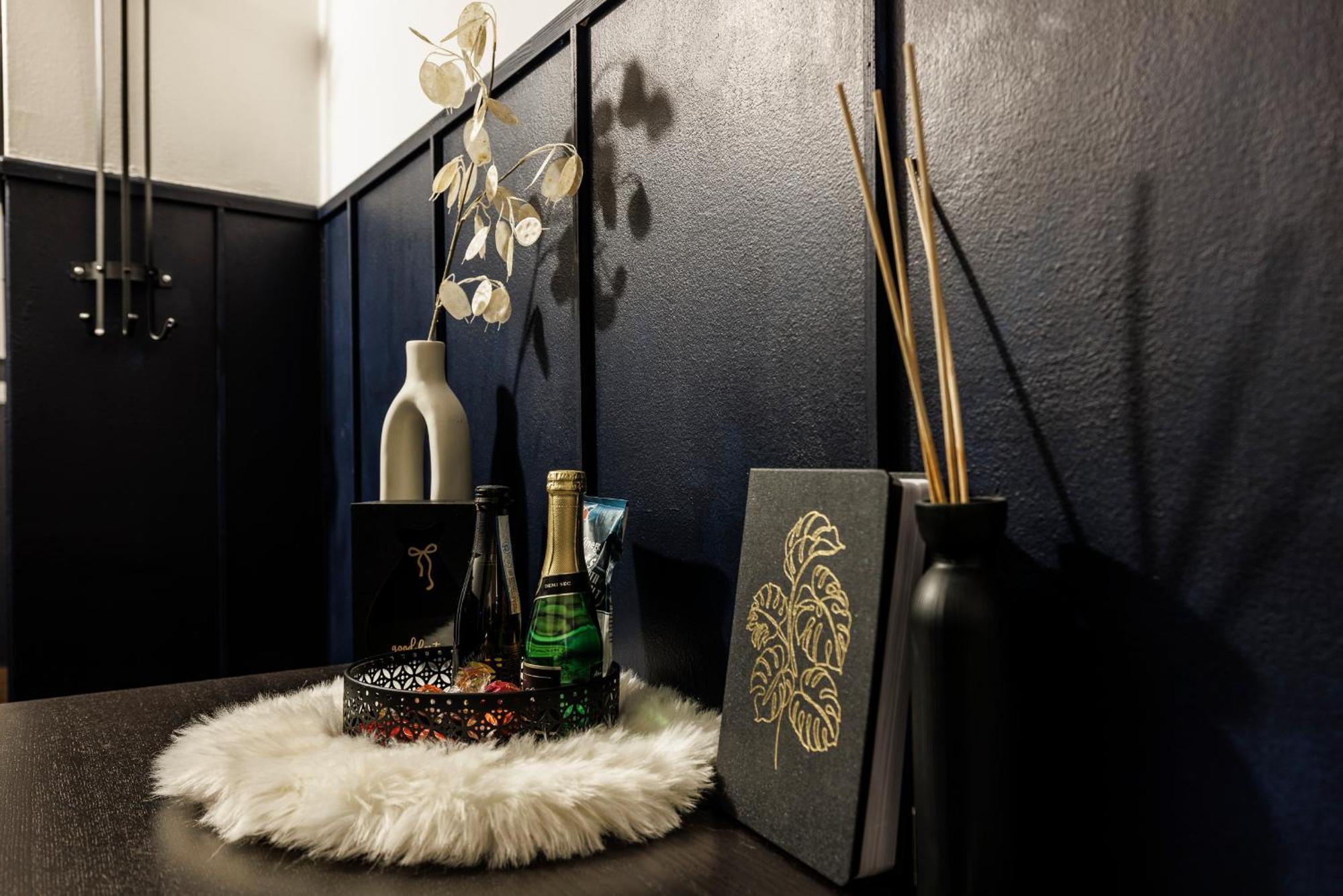 Spacious Flat & Parking Possibility, 3 Stops To Wenceslav Square ปราก ภายนอก รูปภาพ